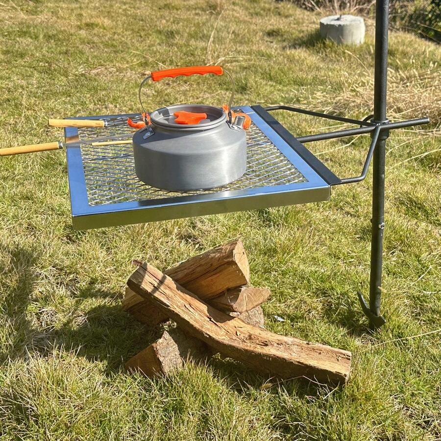 Camping Cooking Equipment - 360 ° 調整可能な回転式キャンプファイヤーグリル、頑丈なスチール製ファイヤーピットグリル、キャンプ用ポータブルオープンファイヤー調理器具、アウトドア用